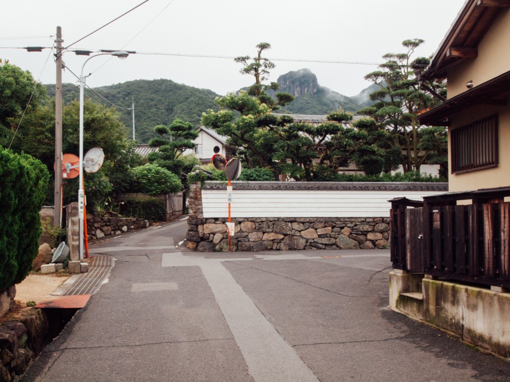 白い塀が見えてきたら右折